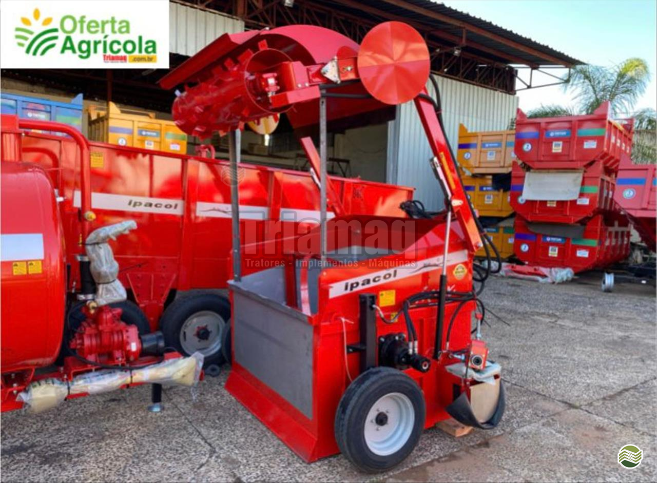 IMPLEMENTOS AGRICOLAS VAGAO FORRAGEIRO VAGÃO MISTURADOR AUTOCARREGÁVEL Triamaq Tratores UBERLANDIA MINAS GERAIS MG